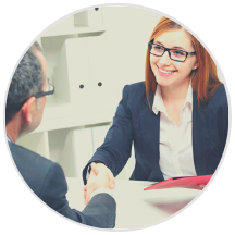 una persona contratando a otra en la oficina