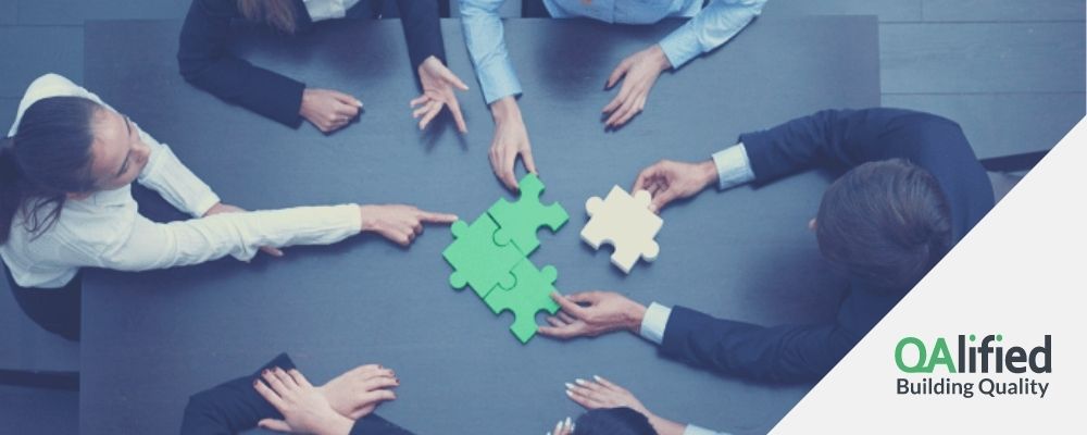 Grupo de trabajadores armando puzzle